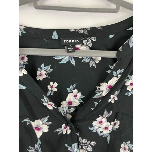 Torrid 5X Black White Floral Top Button Front V Neck Blouse Front Pocket - Picture 6 of 6